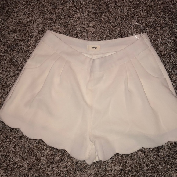 Tobi Pants - Hi wasted scalloped shorts